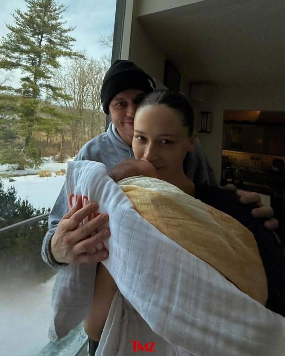 浪子皮特·戴维森正式当爸爸啦！👶与女友埃尔西·休伊特迎来了他们的第一个孩子。?