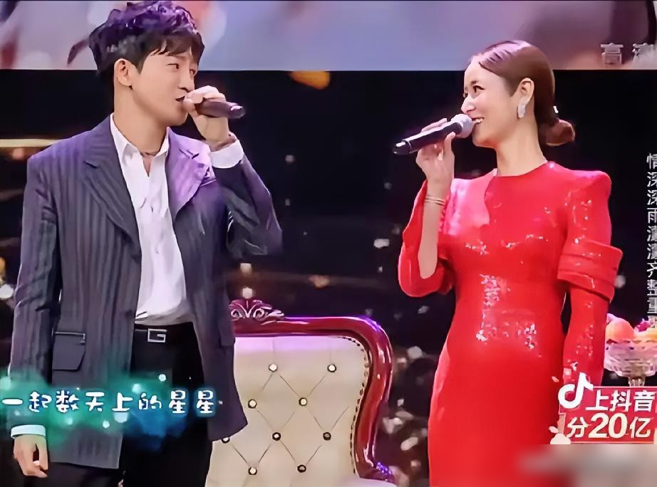 林心如穿着中国红长裙走出来那一刻，弹幕全炸了。49岁，生过孩子，直播镜头怼脸拍，脸没垮，腰没粗，唱到