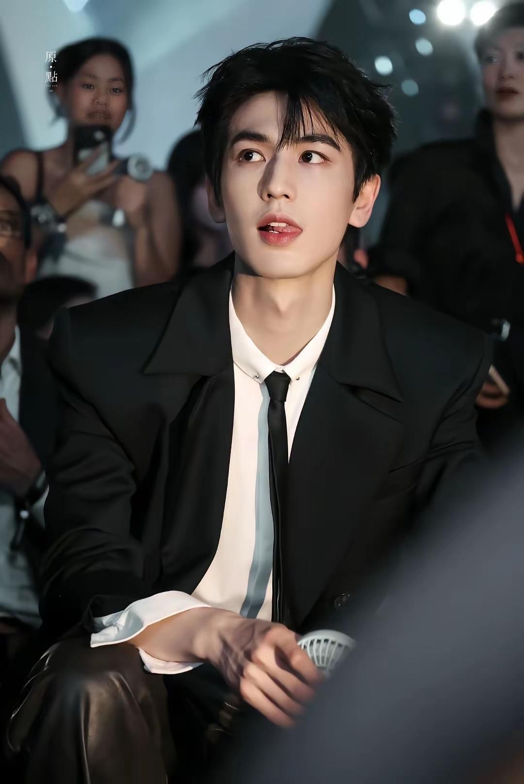 我跟娃儿爹说：“你闺女迷上了一个男人，手机壳和屏保都是他。”我老公瞧了一眼，