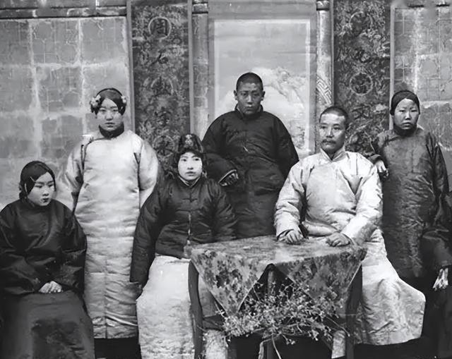 1935年8月，红军穿越松潘草地，历经饥饿、沼泽与严寒，万余将士牺牲。走出草地后