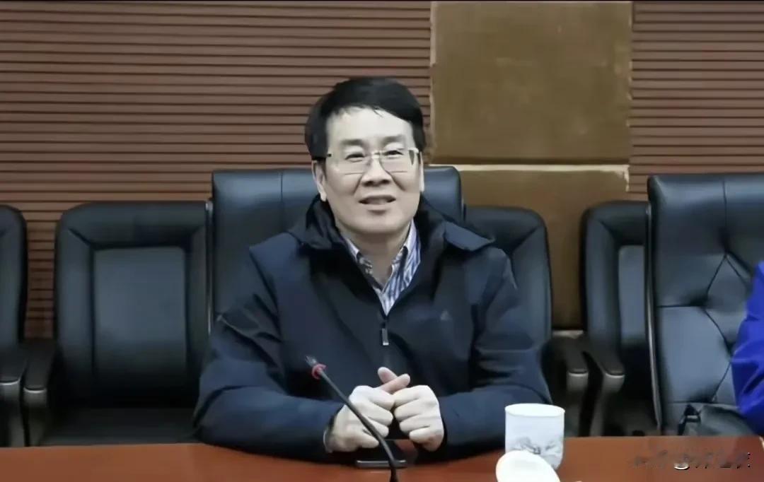 网友有分析过，早些年宗馥莉三叔想利用宗庆后娃哈哈的经销商发展自己的酒业，但是被宗