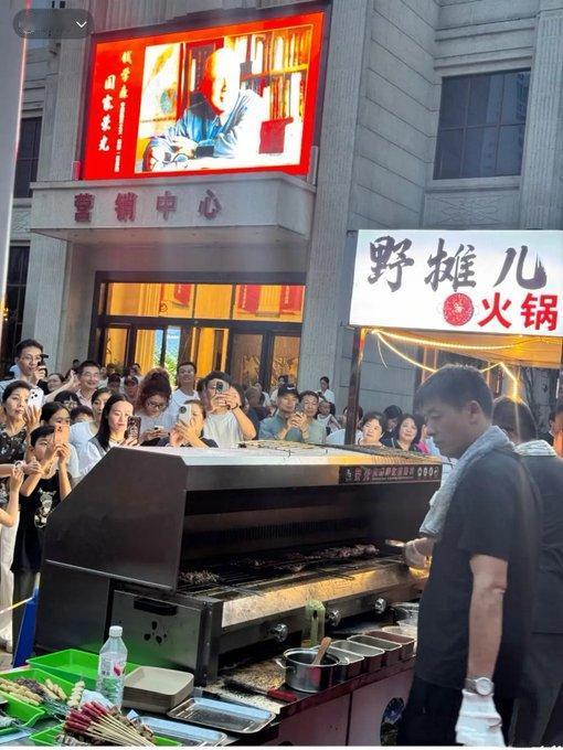 没想到，这哥们儿把剧本给撕了。本以为那个长得像张雪峰的烧烤摊主，火了之后肯