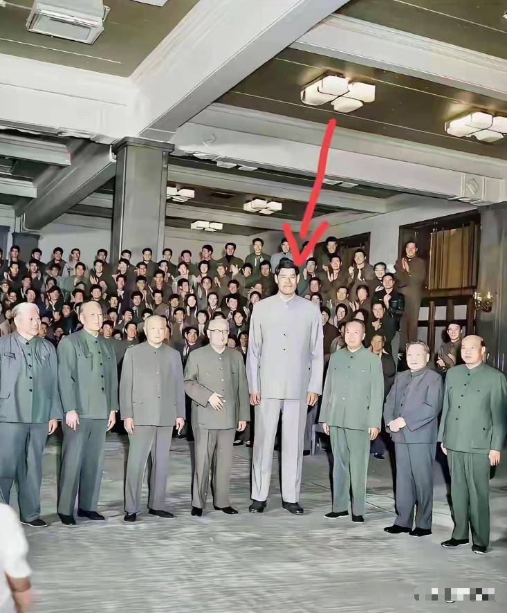 🌞五大常委站在外面，他站在最中间，个子最高，这个巨人究竟是什么人？19