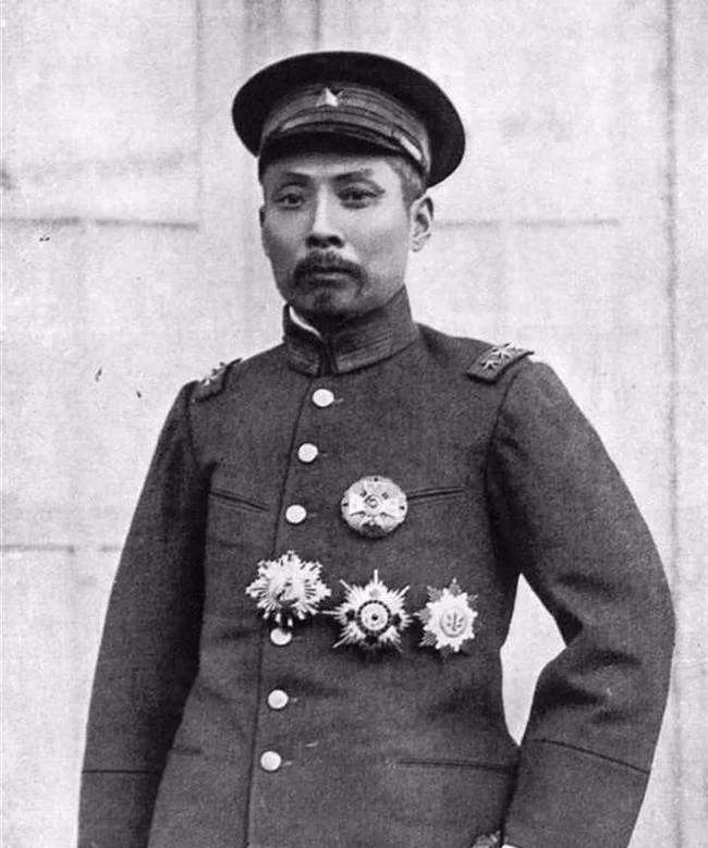 张勋扶持溥仪复辟后，被封为忠勇亲王，他将喜讯告诉妻子曹琴。谁知，曹琴听后却大骂：