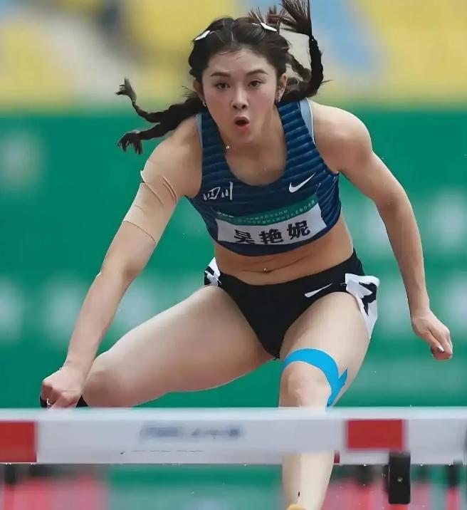 吴艳妮不仅有专职教练，还有专职的解说员，还是央视的解说员，比赛的时候，解说员眼里