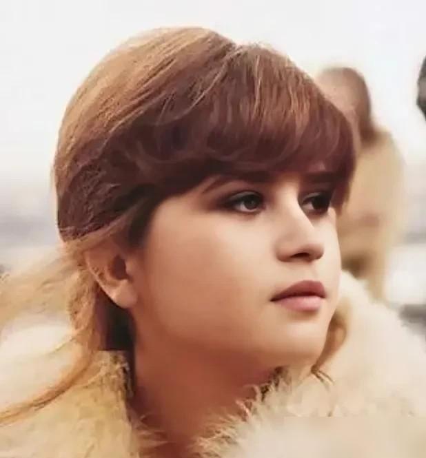 1972年，导演贝纳尔多·贝托鲁奇拍摄电影《巴黎最后的探戈》一场激情戏时，4