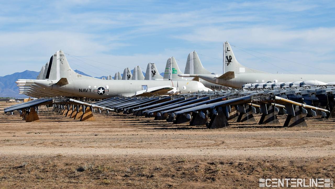 戴维斯-蒙森空军基地AMARG于2021年拍摄的照片，照片中一排排已拆卸机翼的退