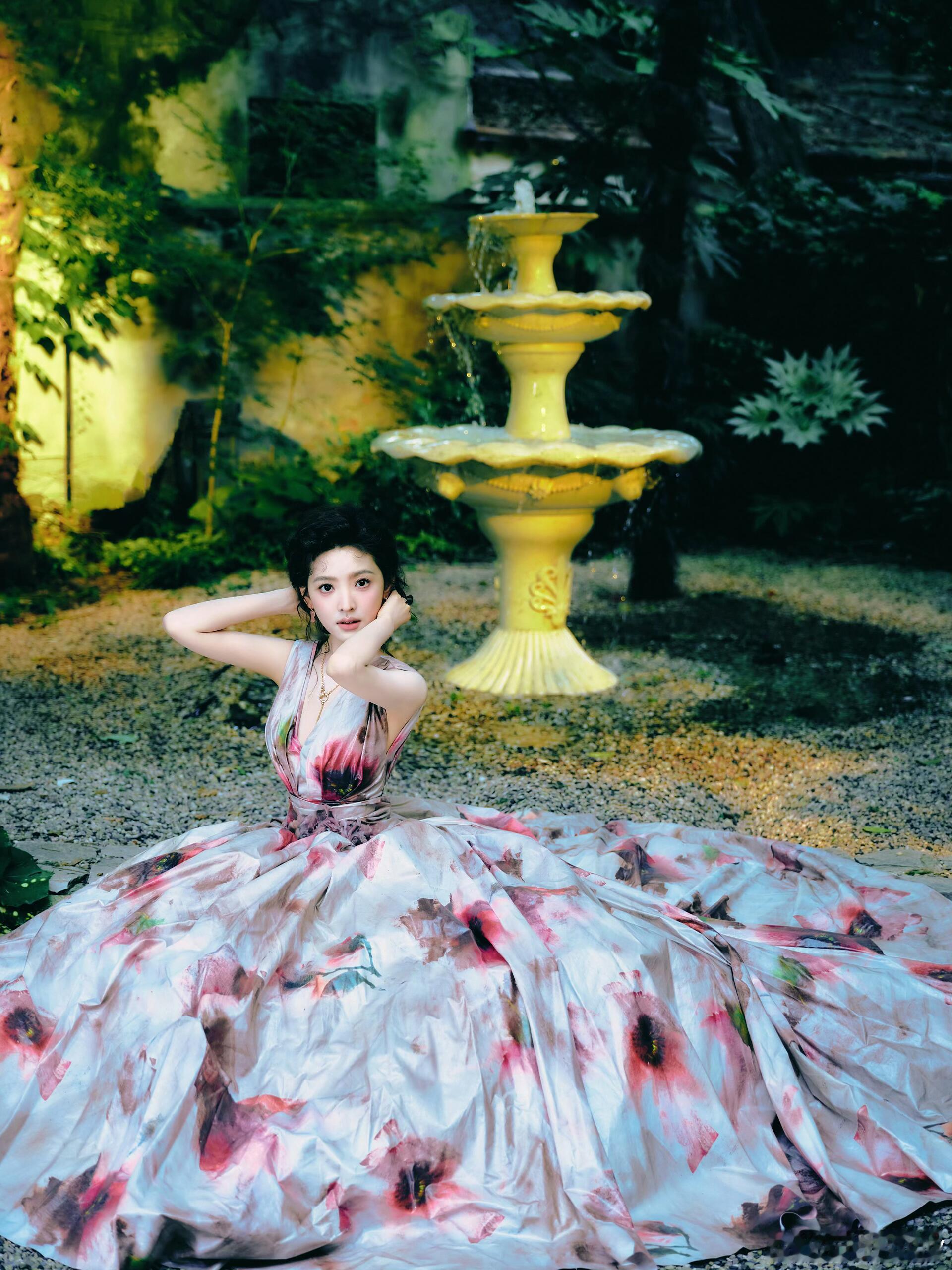 章若楠亮相微博电影之夜温柔浪漫的油画公主章若楠身穿 Elie Saab 202