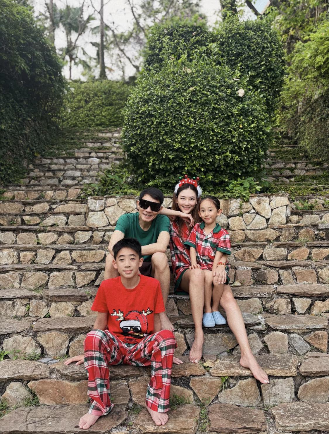 应采儿这次度假带着陈先生，陈小春笑得很开心，还很甜。jasper一瞬间就长大