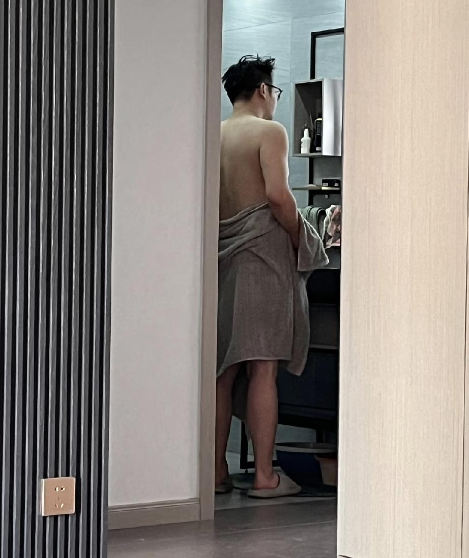 我怀疑我老婆出轨了[哭哭]我老婆喜欢打羽毛球，他有一个羽毛球球友群，有男