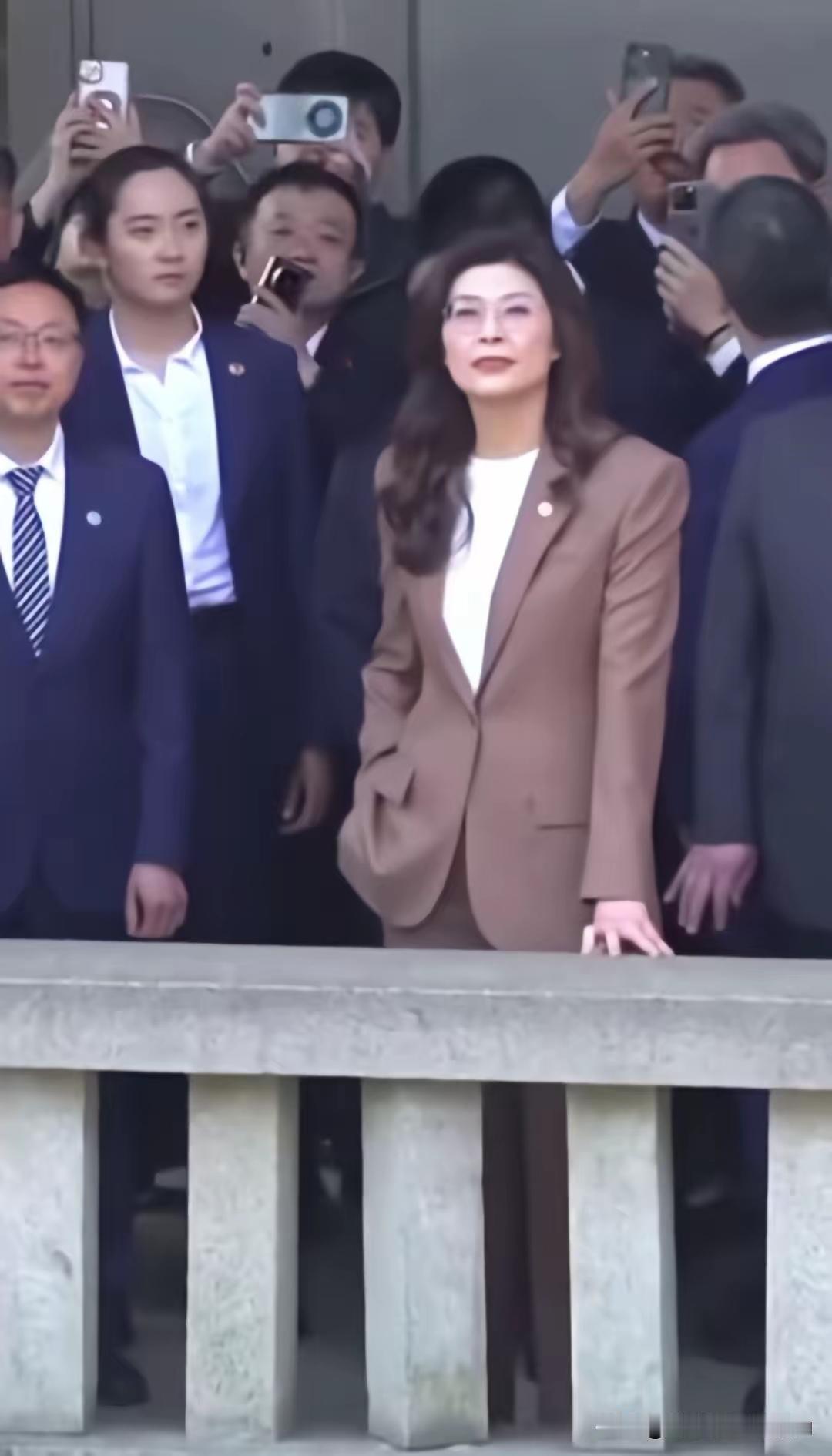 第一女保镖护卫，彰显了我们对国民党主席来访的高度重视。从郑丽文在上海虹桥机场走下