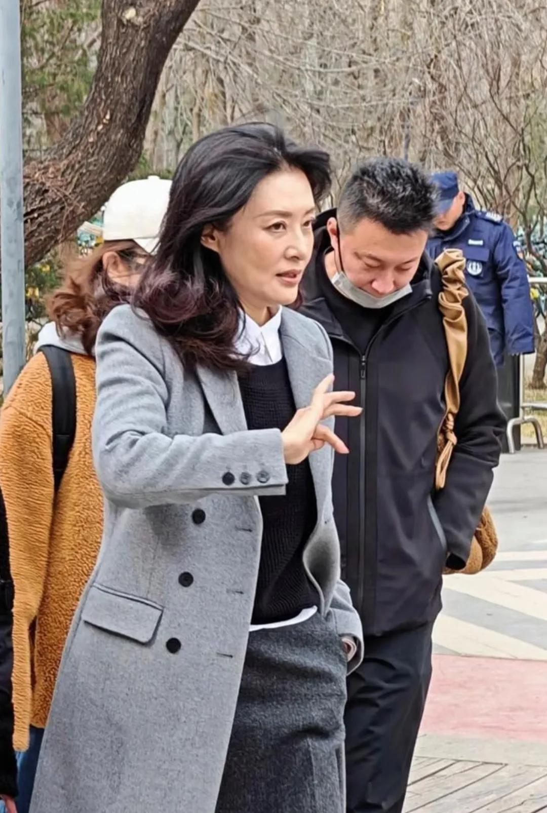 58岁的周涛，整体状态非常好，气质优雅干，大波浪长卷发，皮肤紧致，身姿非常挺拔。