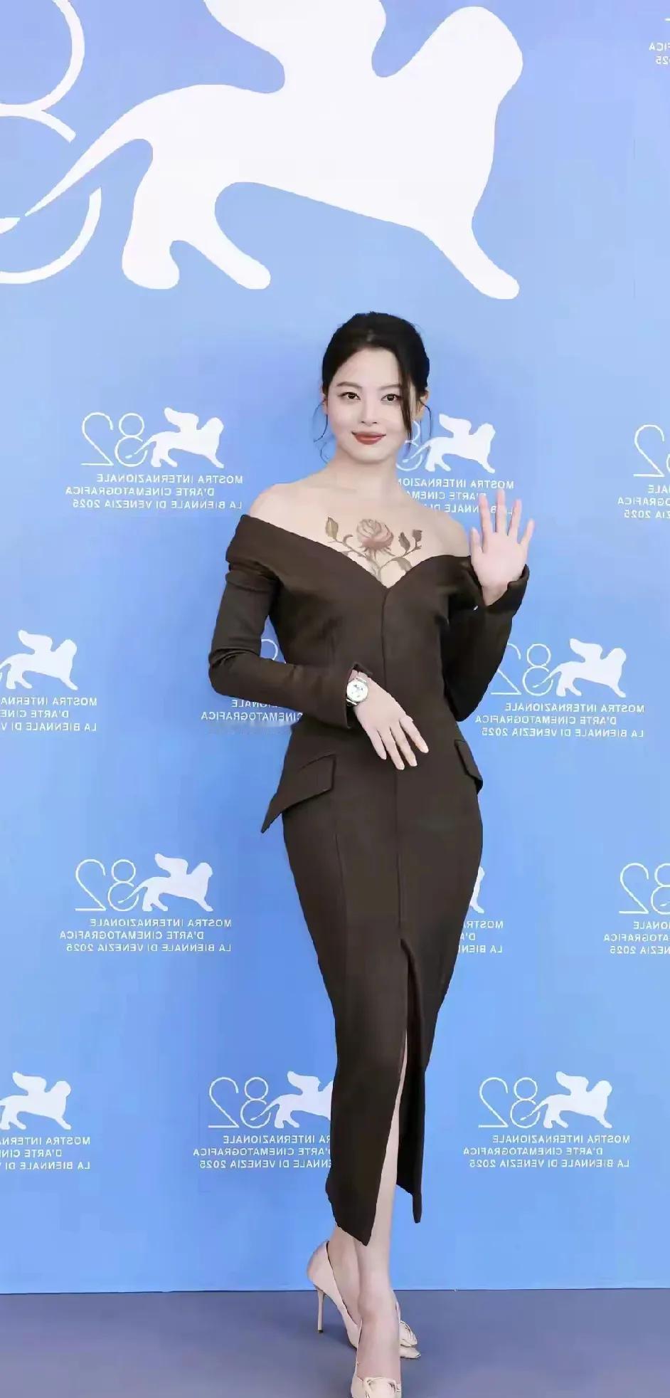 辛芷蕾这朵“花”，太绝了！谁懂啊！辛芷蕾亮相活动，胸前这朵“花”真的瞬间抓