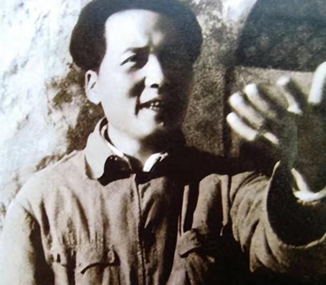 1927年，毛泽东被捕后，押去刑场路上，突然对一名团丁说：“老哥，我腿疼，伤筋了