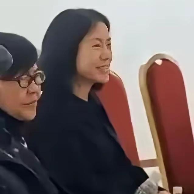 杨振宁离世37天，49岁翁帆带母亲看展露笑引热议，说她薄情的人也太片面了！