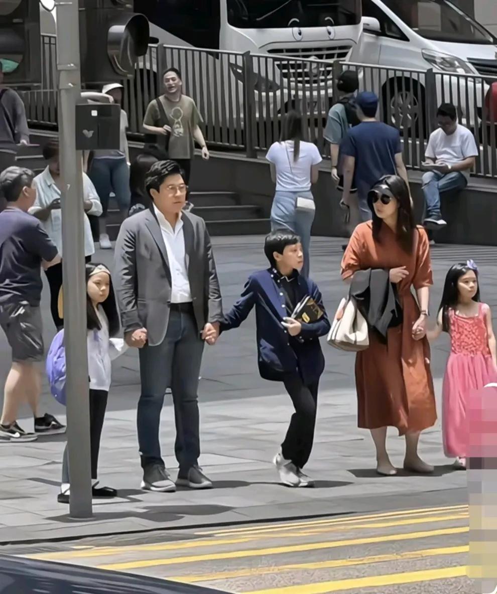 郭晶晶一家五口现身香港街头，好养眼啊：两个大人牵着三个孩子，幸福的家庭！霍启刚着