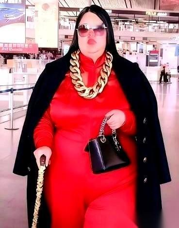 全网都在模仿胖了的李湘。真的，一刷手机，十个里有八个。戴着墨镜，穿着貂，扭着个