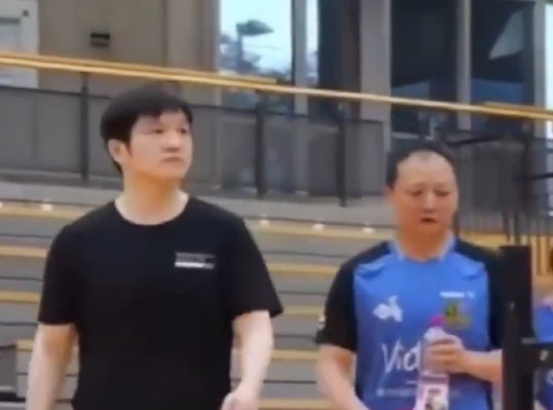 樊振东在德国俱乐部的主教练是父亲发小的儿子王志前两周回国看