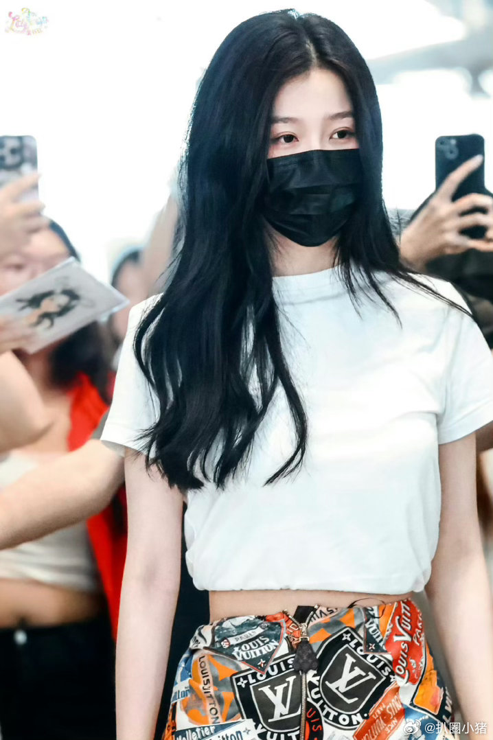 虞书欣吉隆坡机场出发路透～女神欣欣