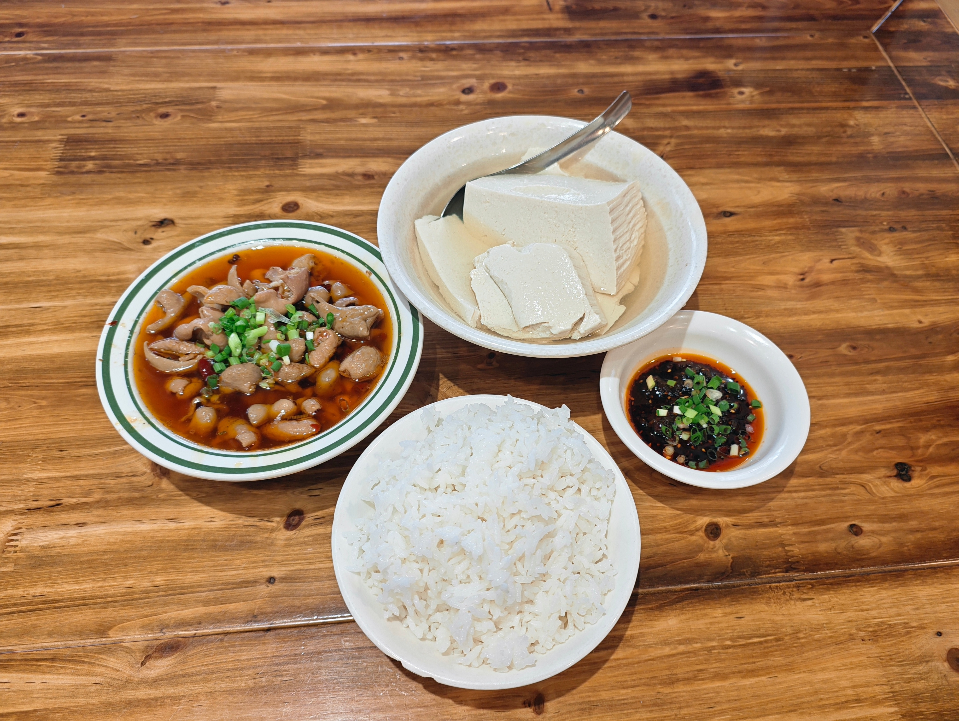 红烧肥肠和蘸水豆花今天的午饭