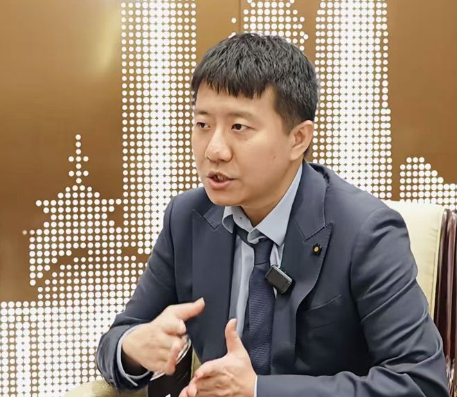 对话菲尔兹得主邓煜: 天赋和努力都重要, 不做数学的话想写科幻小说