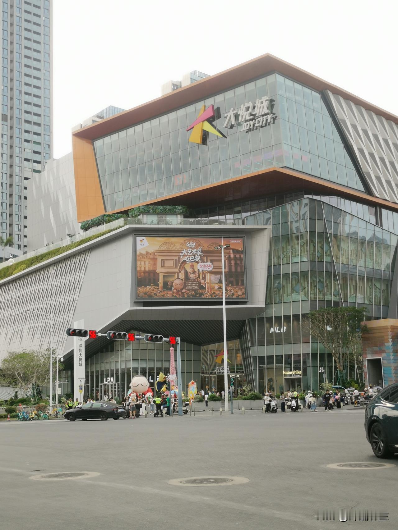 深圳宝安查违规电动车那是动真格的！下午在大悦城等红绿灯时，就看到交警在严查。近