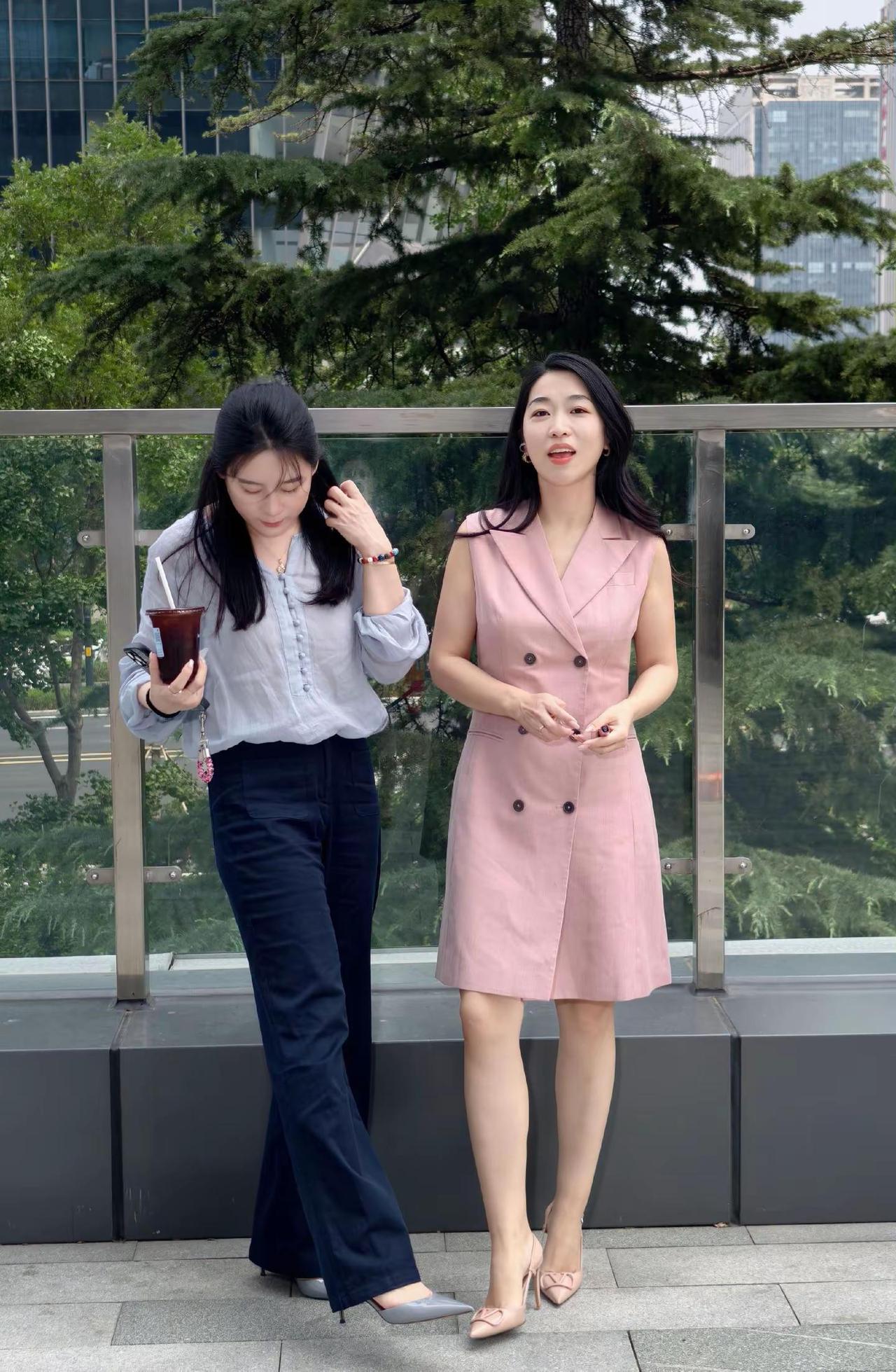 今日份姐妹职场通勤OOTD，简约又得体，职场高知穿搭闺蜜街拍ootd毫不费力