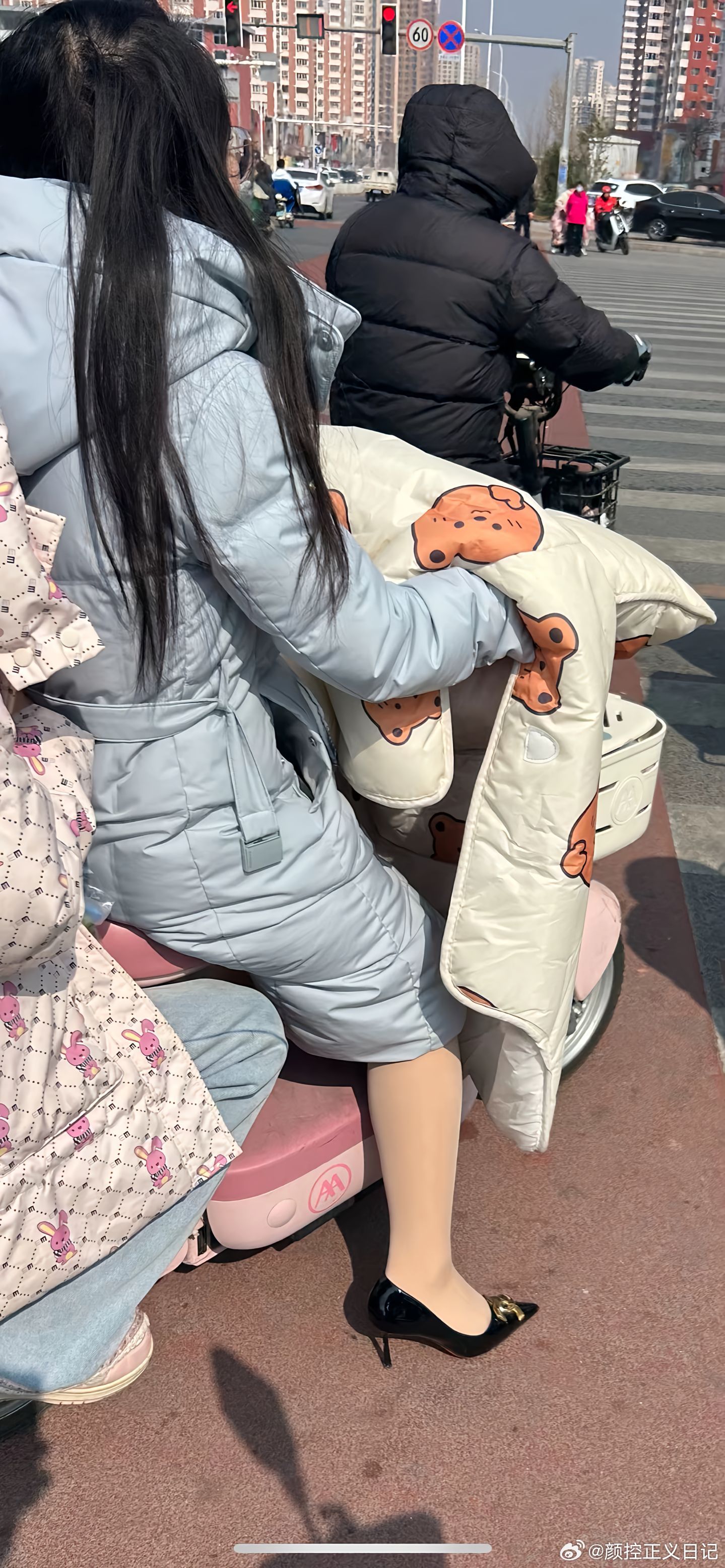 顶级街拍天冷自知美女绘梦长廊