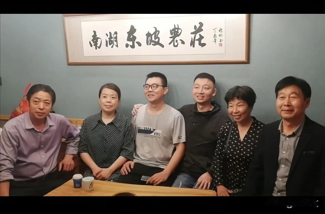 郭威和姚策刚见面的时候挺好的，大家都很开心，许妈还给姚策郭威一人买了一块手表，但
