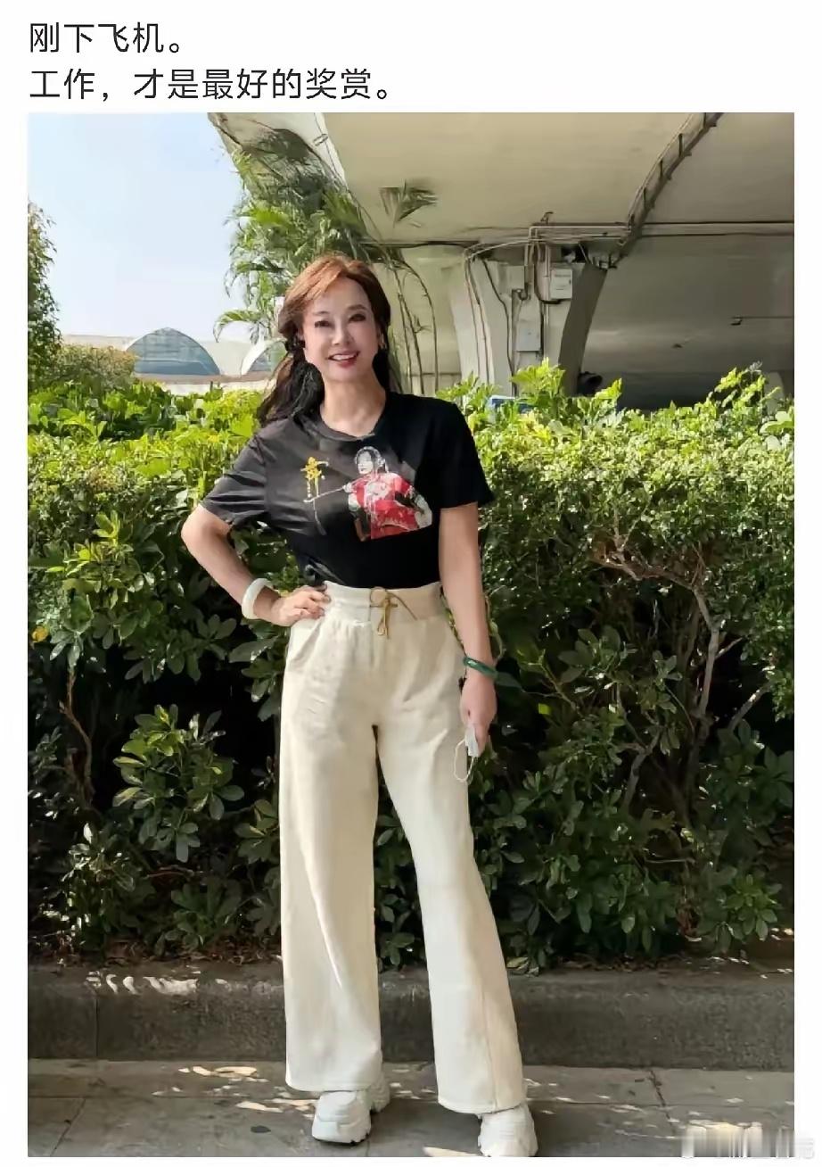 看到刘晓庆的状态，手里的薯片突然不香了。难怪陈佩斯当年会说:“刘晓庆是一个很努力