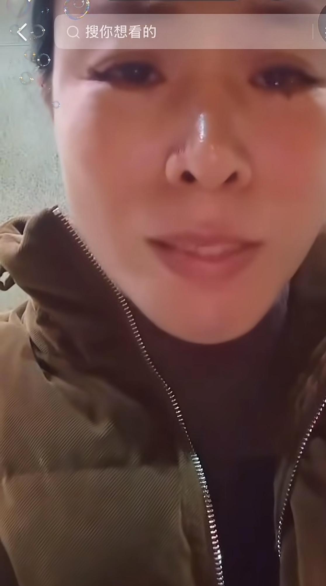 李鑫跟找了他33年的姐姐生气走了，留下姐姐一个人在京山，姐姐给他打电话发视频都不