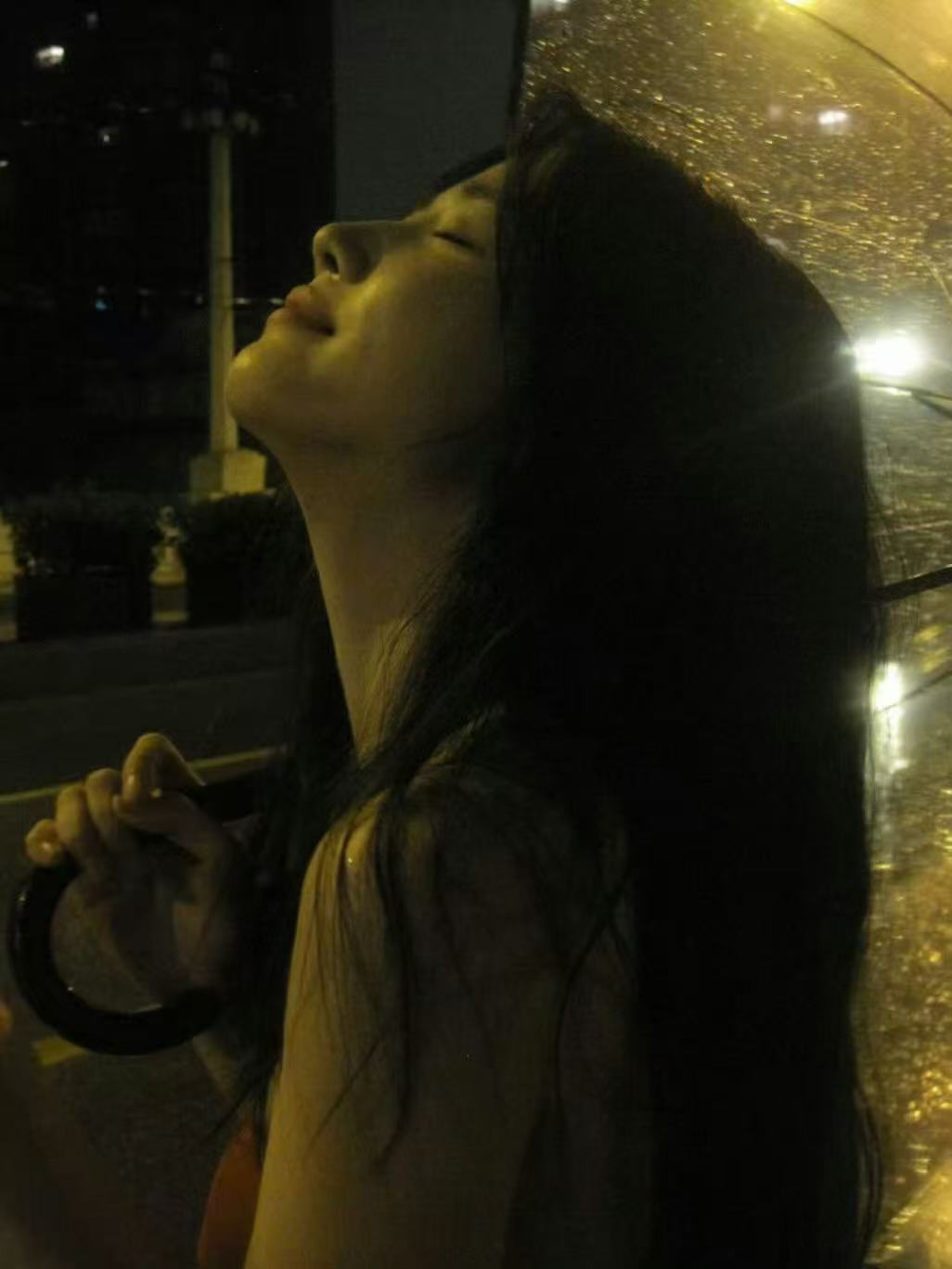 卢昱晓雨夜撑伞大片卢昱晓红色抹胸卢昱晓雨夜撑伞大片～神图有了！！！