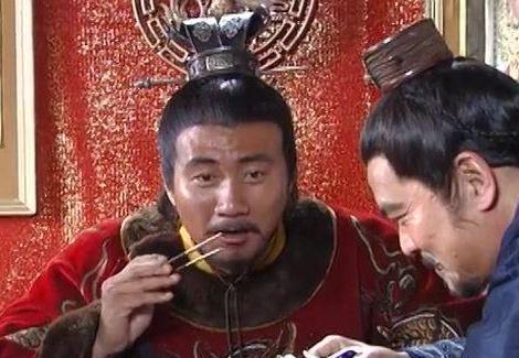 朱元璋将两块金子塞给大舅子郭德成：“这是我赏你的，你不要告诉别人。”郭德成毕恭毕
