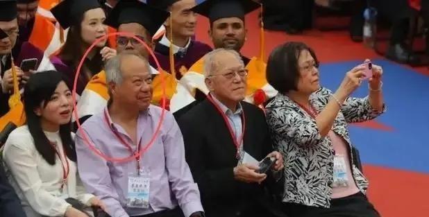 黄仁勋的舅舅也是挺厚道的，自己在美国不是发财，也不是很有钱，日子曾紧巴巴的，姐姐