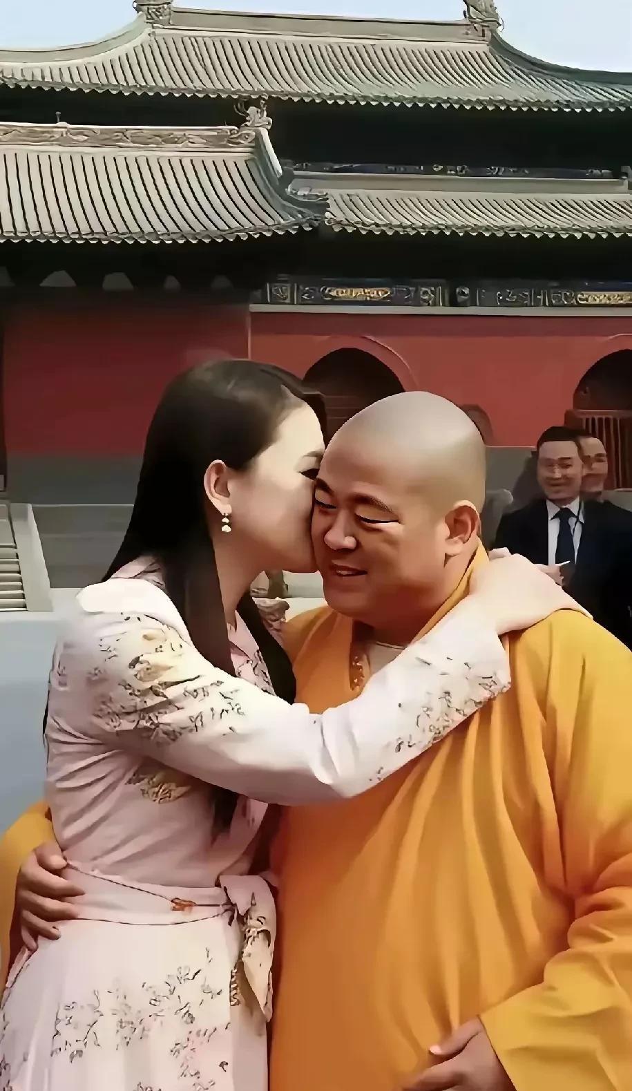这是在2021年，某知名女星在少林寺里和释永信说悄悄话的图片。她这次来是花费重金