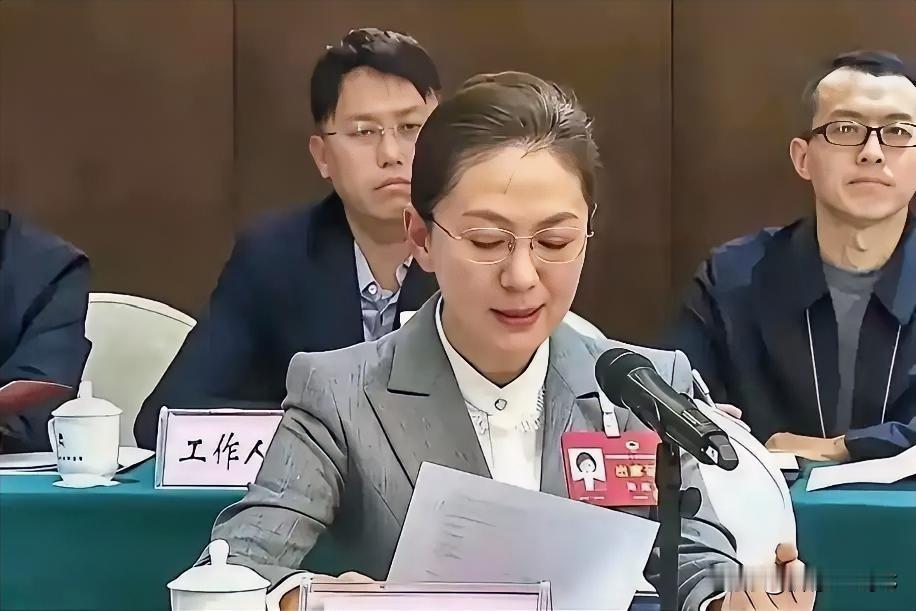 海霞名副其实，她从央视荧屏的“国脸”到河南大学的学术副校长，海霞的职业转身，不仅