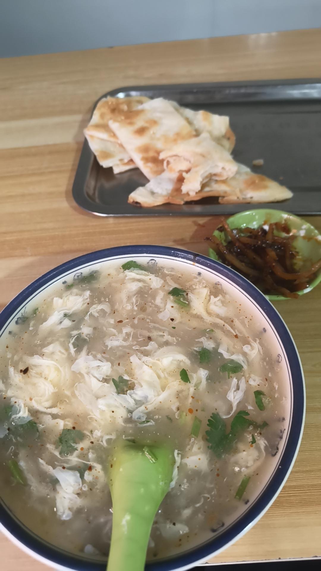 早餐一碗热汤，几片饼，配点小菜，完美！山东人知道这一碗🥣的含金量，这是糁汤还是