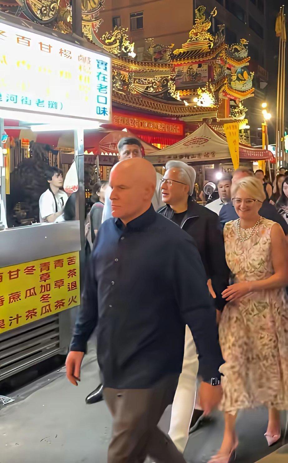黄仁勋携妻子逛台北夜市时的一幕，妻子一路挽着黄仁勋的手笑靥如花