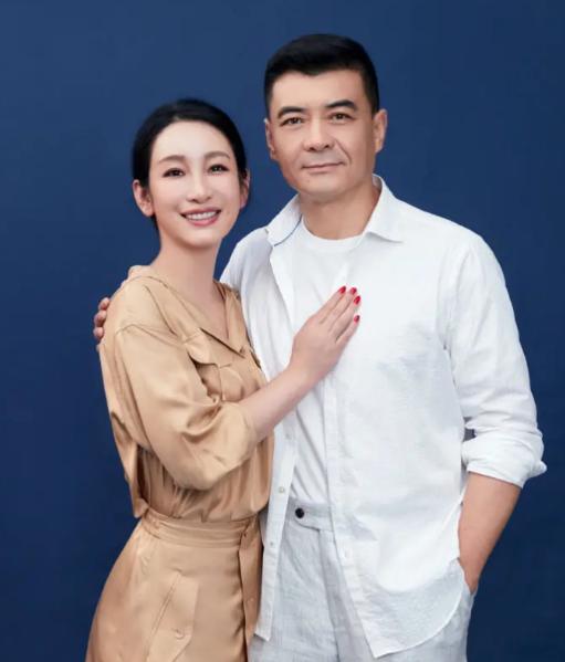 秦海璐和王新军每次出国演出的时候，什么都不带，只带三样东西:方便面、咸鸭蛋和榨菜