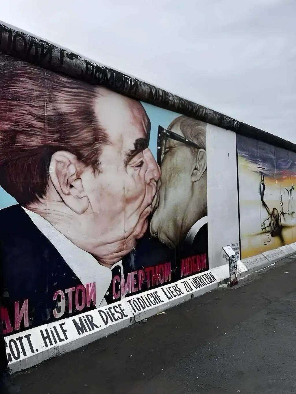 柏林墙倒塌后，东德人以为拥抱的是“兄弟”，结果迎来的是一场制度碾压。西德没有输出