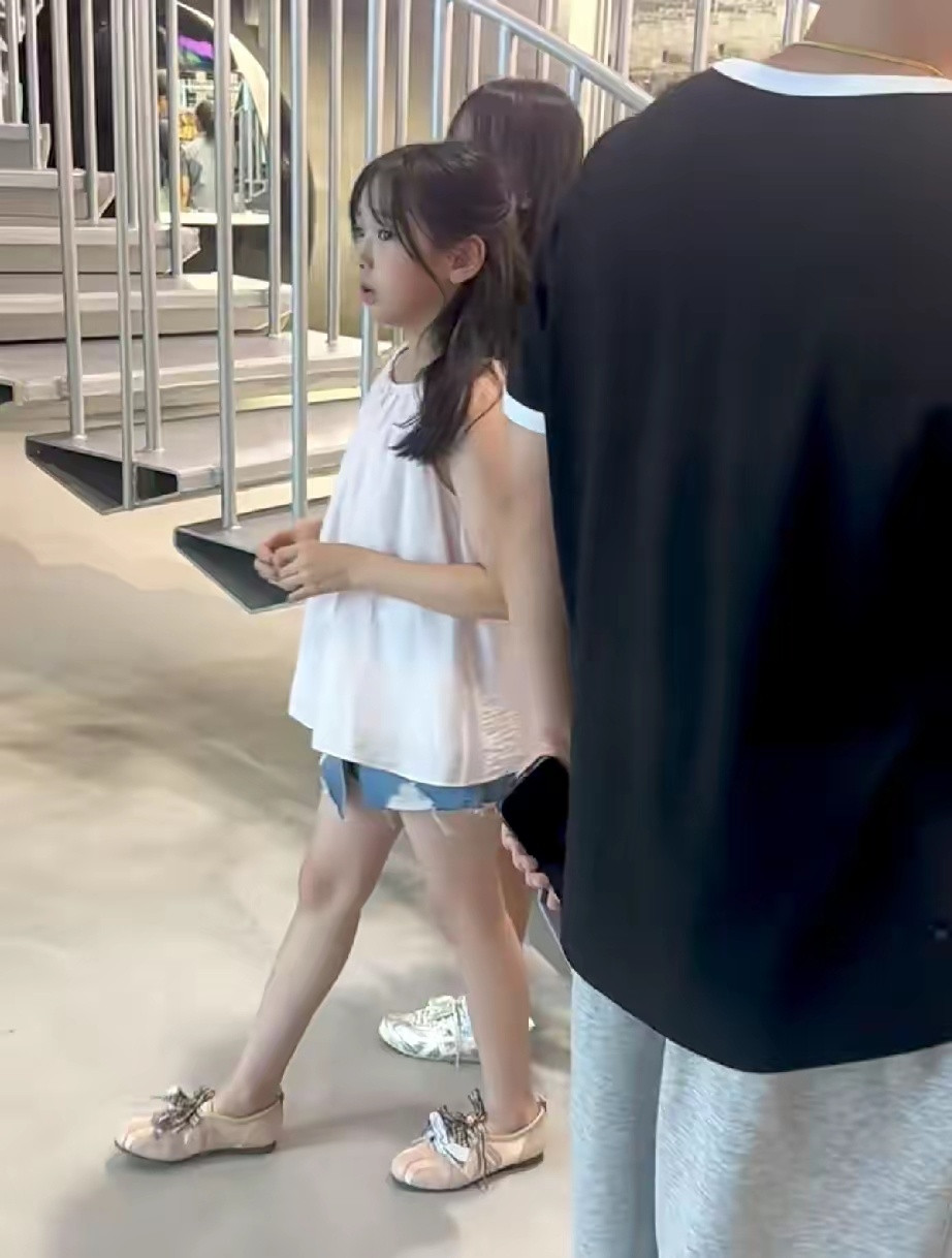 董璇带着小酒窝去韩国首尔参加比赛后在圣水洞被偶遇，小酒窝这一身打扮非常韩系
