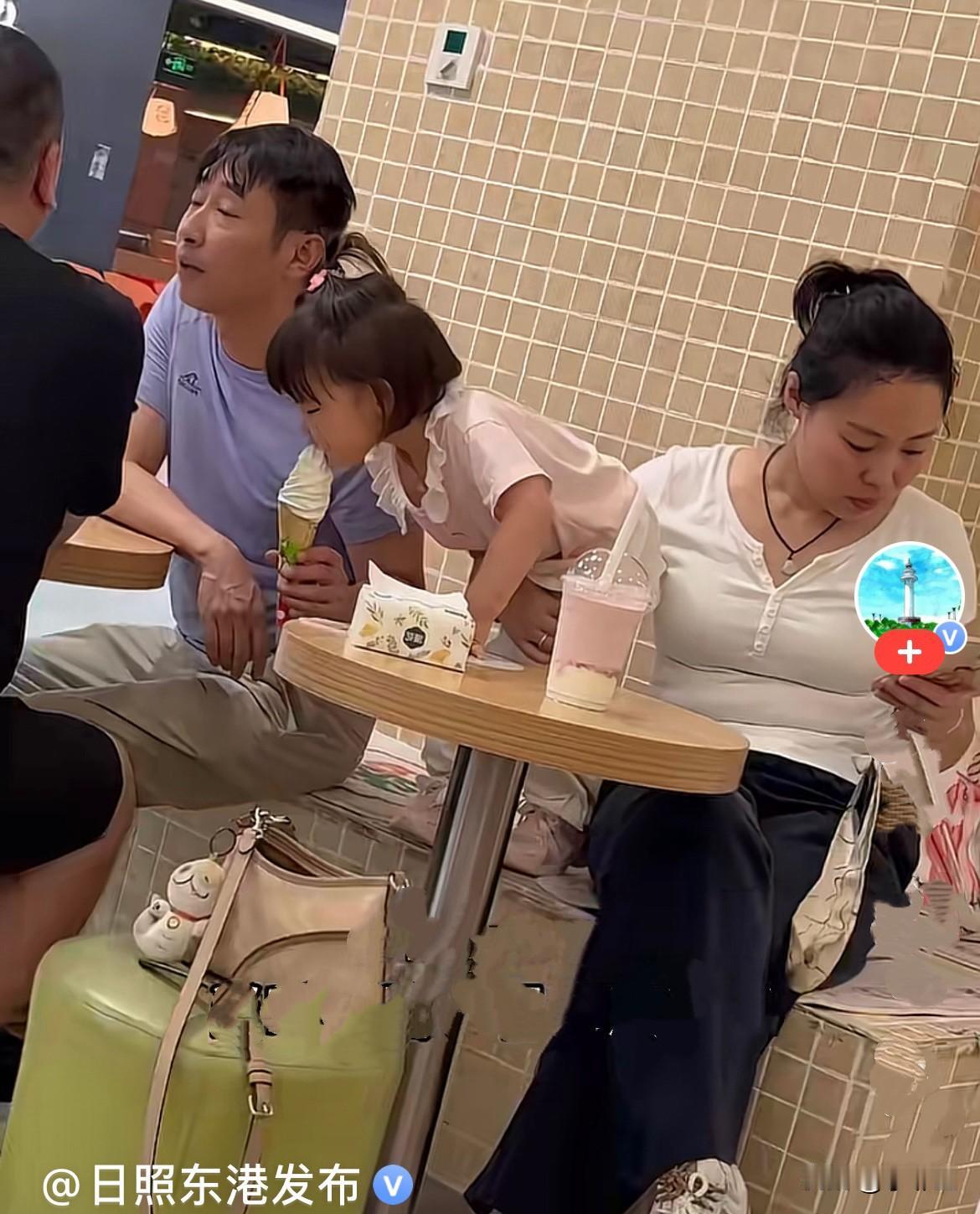 近日，一北京商场里，一位宝妈带着自家软萌小女儿逛商场，玩累了就在休息区坐着歇脚，