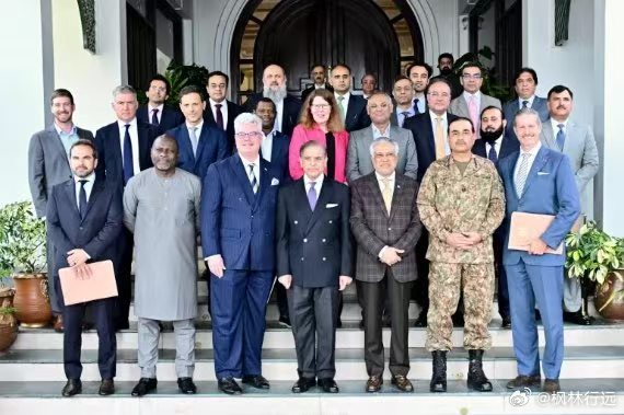 1、近日美国战略金属公司与巴基斯坦🇵🇰举行了签字仪式：巴基斯坦将向美国供应（