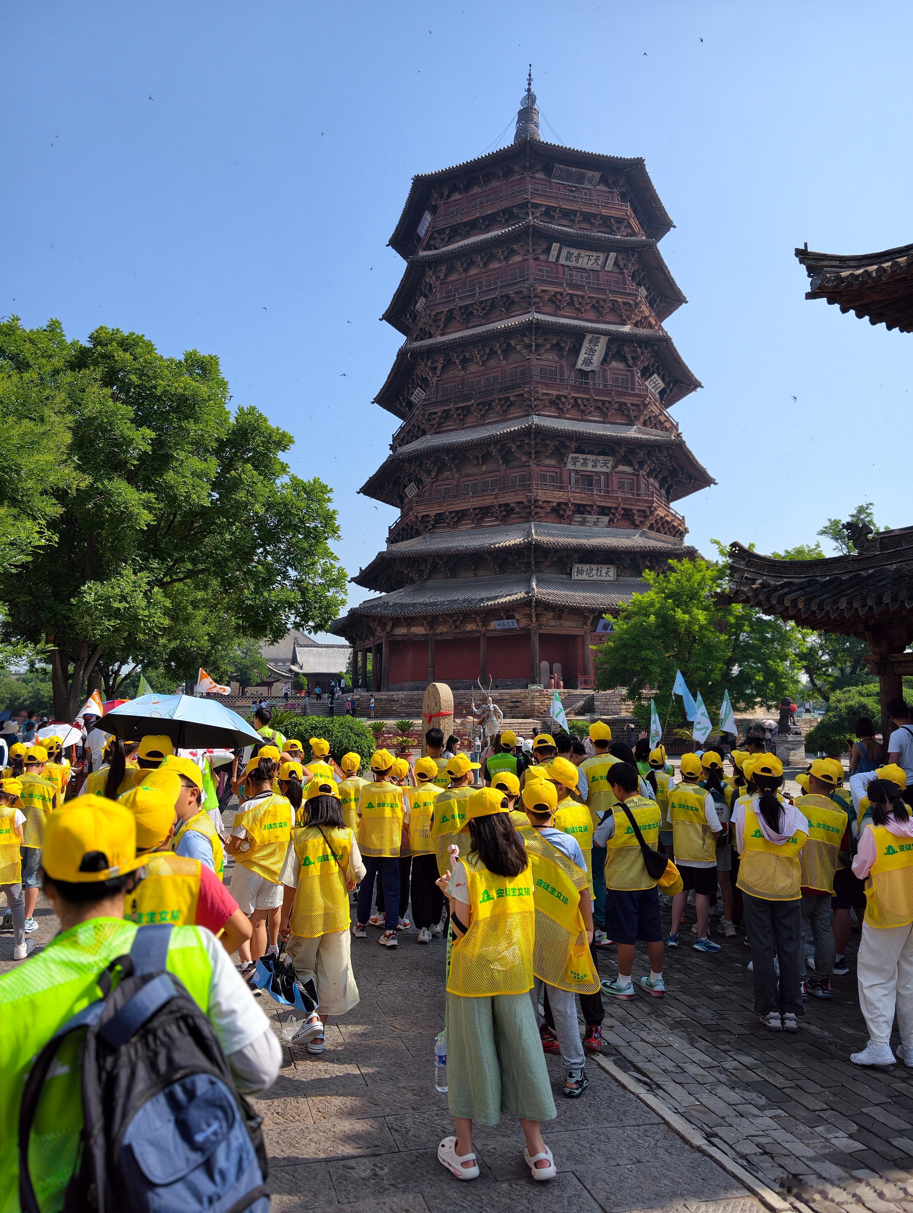 应县木塔去了，开始排队买悬空寺的登临票碰碰运气。大部分人觉得旅游累的原因（排