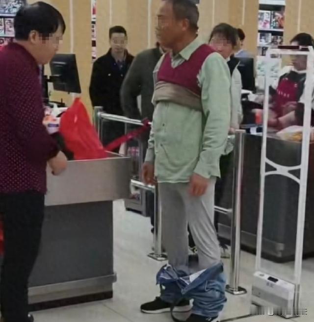 “太过分了！逛个超市竟被逼到脱衣自证清白！”安徽巢湖，某超市内，一位六十多岁大爷