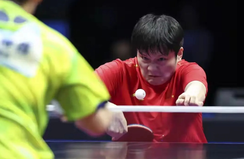 说实话，樊振东打林诗栋确实比打王楚钦轻松些。因为两人都是打相持的，都是靠硬实力和