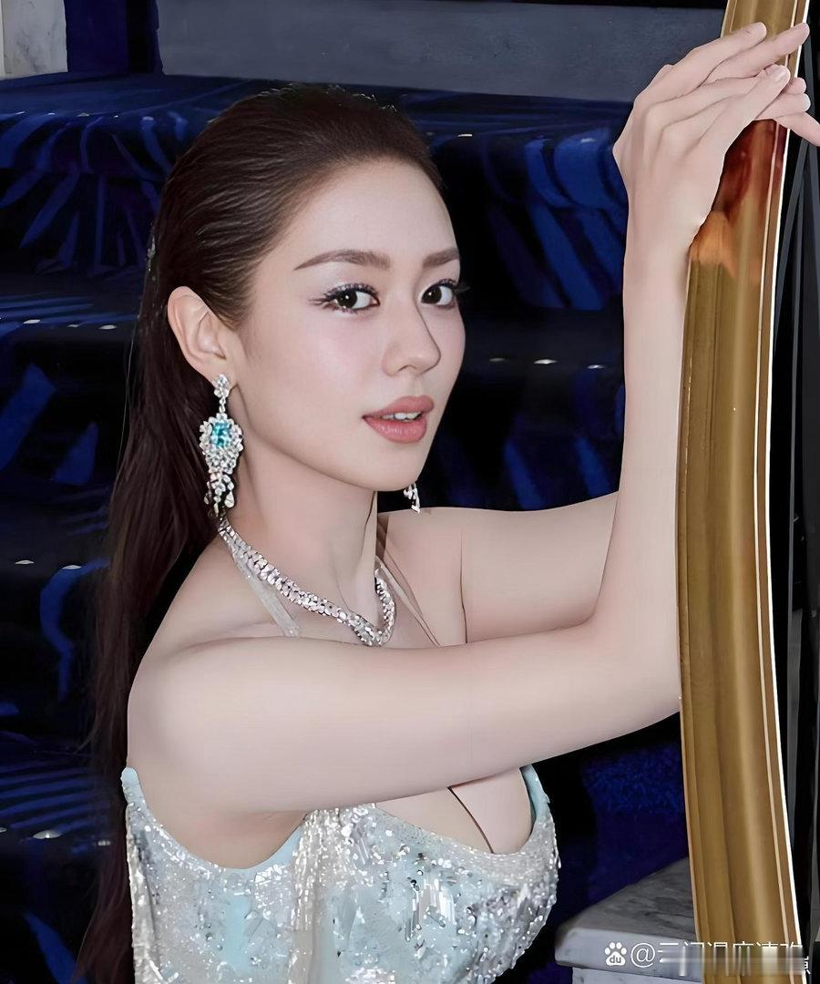 吉娜身段曲线出众亮眼，身材优越让人羡慕，不少人都感叹郎朗实在太有福气。