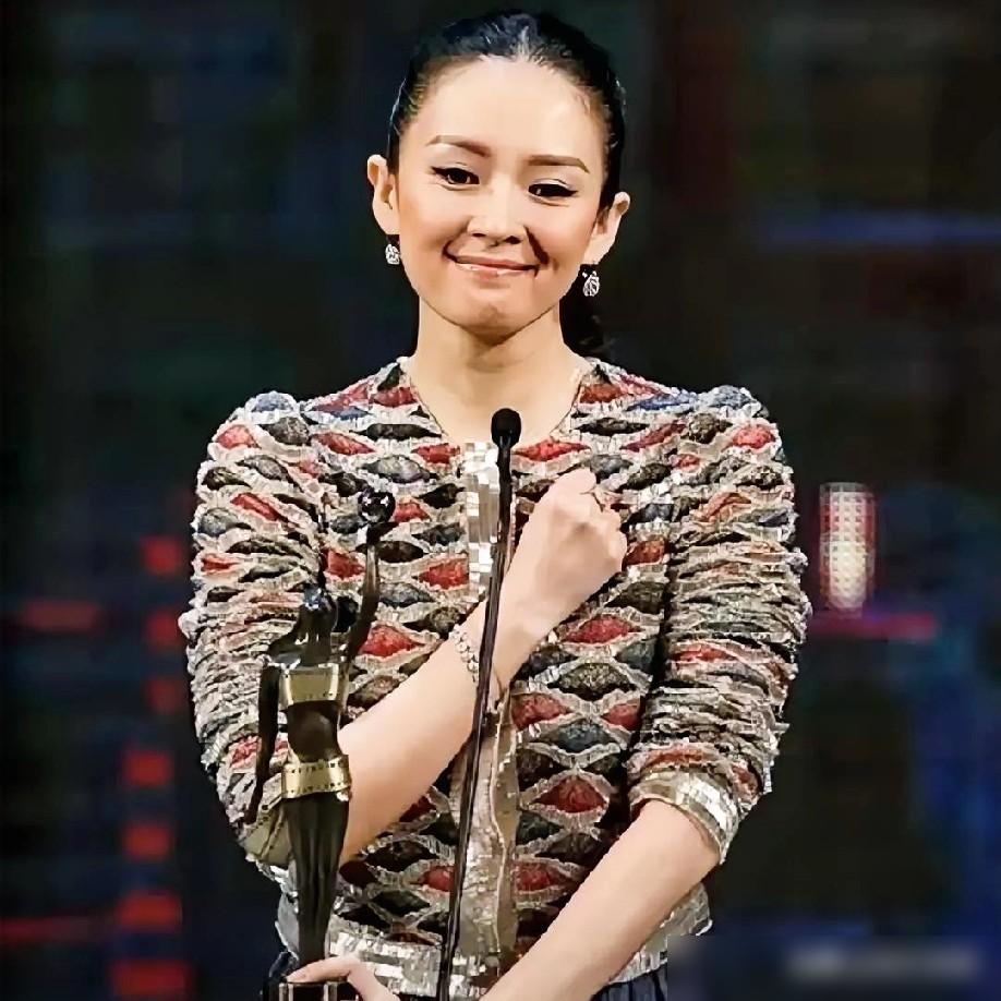 别再吹什么师徒情深了，我告诉你张艺谋红着眼给章子怡鞠躬的真相。那不是感谢，那是一