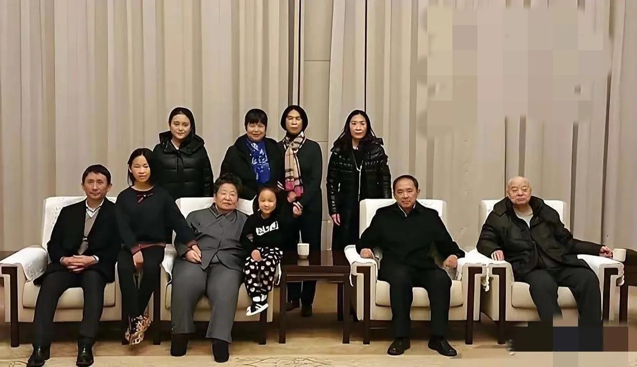 2017年那张毛主席纪念堂的合影，我真是看一次暖一次！李讷和王景清身边围着俩孙女