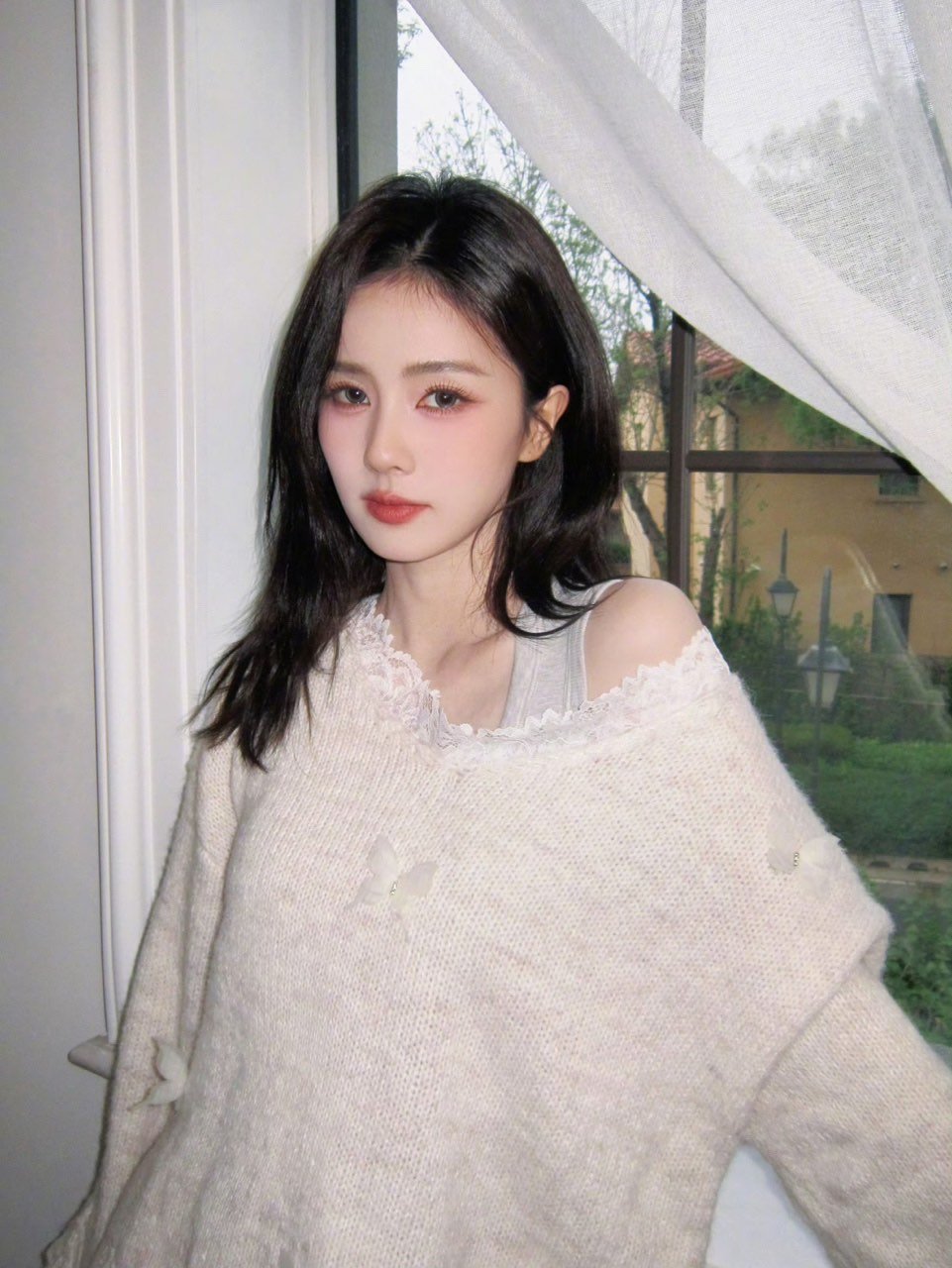 白鹿蕾丝露肩白鹿突然出现营业知道粉丝想念就会出现！